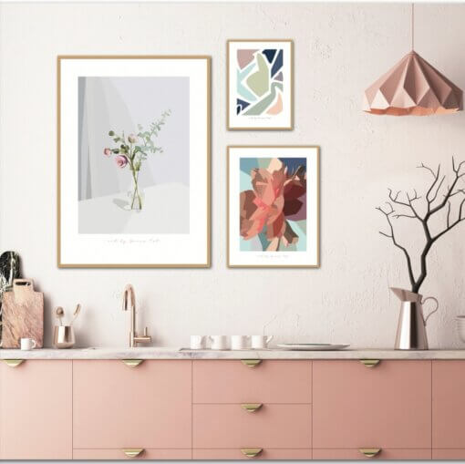 plakat print kunst abstrakt grafisk, former, farver pastel, lysegrøn, lyseblå, lyserød, Lilla, lyserødt køkken, interiør, nordisk, dansk design