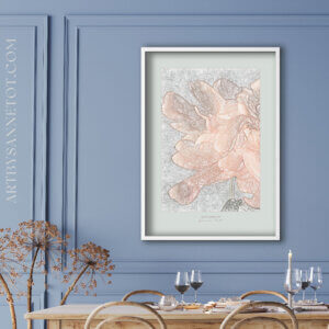 plakat Büyük Hotel, blå, grå, lyseblå, pink, blush, beige, pastel, douce, støvet, Blomsterplakat, art by Sanne Tot, skandinavisk design, støvede pastel farver, vægdekoration, luksuriøst hotel, kvalitetsplakat, bæredygtig kunst, moderne boligindretning.